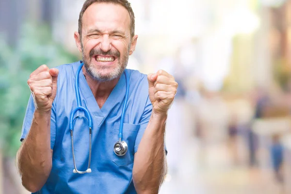 Mezza Età Hoary Anziano Medico Uomo Indossa Uniforme Medica Sfondo — Foto Stock