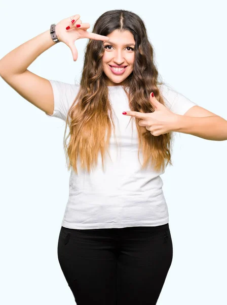 Jovem Mulher Bonita Vestindo Casual Shirt Branca Sorrindo Fazendo Moldura — Fotografia de Stock