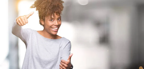 Hermosa Joven Afroamericana Sobre Fondo Aislado Aprobando Hacer Gesto Positivo — Foto de Stock