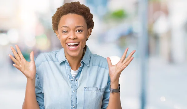 Jonge Mooie Afrikaanse Amerikaanse Vrouw Geïsoleerde Achtergrond Vieren Gek Verbaasd — Stockfoto