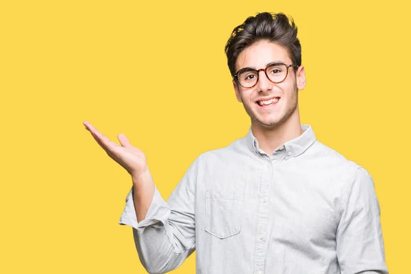 Junger Gutaussehender Mann Mit Brille Vor Isoliertem Hintergrund Fröhlich Lächelnd — Stockfoto