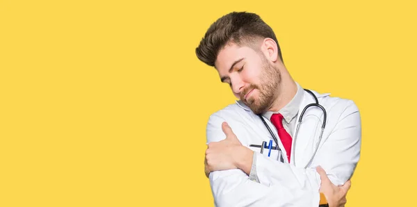 Fiatal Jóképű Orvos Ember Visel Orvosi Kabát Hugging Magát Boldog — Stock Fotó