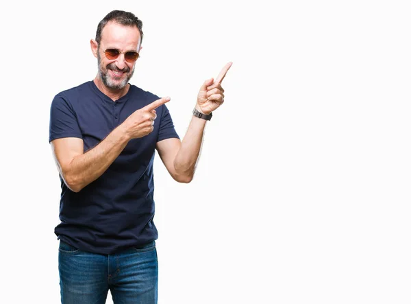 Hombre Mediana Edad Con Gafas Sol Sobre Fondo Aislado Sonriendo — Foto de Stock