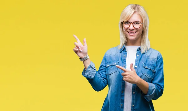 Joven Hermosa Mujer Rubia Con Gafas Sobre Fondo Aislado Sonriendo —  Fotos de Stock