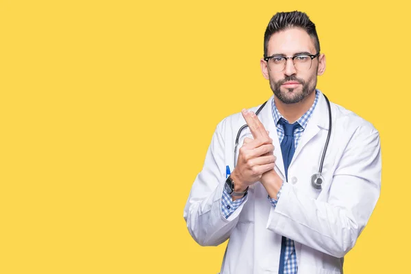 Bonito Jovem Médico Homem Sobre Fundo Isolado Segurando Arma Simbólica — Fotografia de Stock