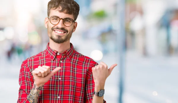 Junger Gutaussehender Mann Mit Brille Vor Isoliertem Hintergrund Der Mit — Stockfoto