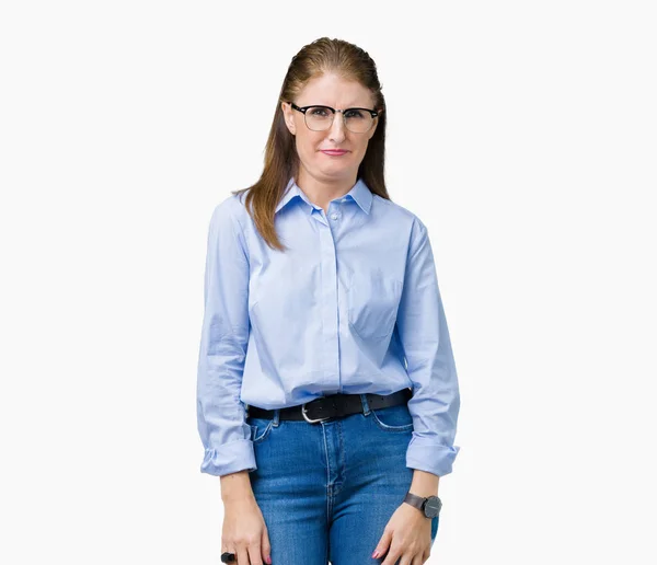 美しい中年の成熟したビジネス女性が眼鏡をかけて分離背景懐疑論者と神経 しかめっ面の動揺の上の問題のため 否定的な人 — ストック写真