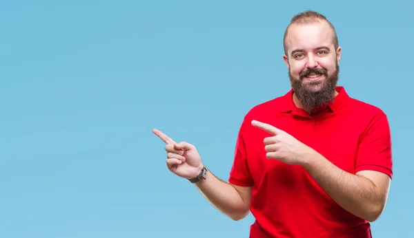 Joven Hipster Caucásico Con Camisa Roja Sobre Fondo Aislado Sonriendo —  Fotos de Stock