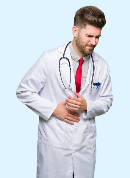 Όμορφος Νέος Γιατρός Άνθρωπος Φορώντας Ιατρική Παλτό Χέρι Στο Στομάχι — Φωτογραφία Αρχείου