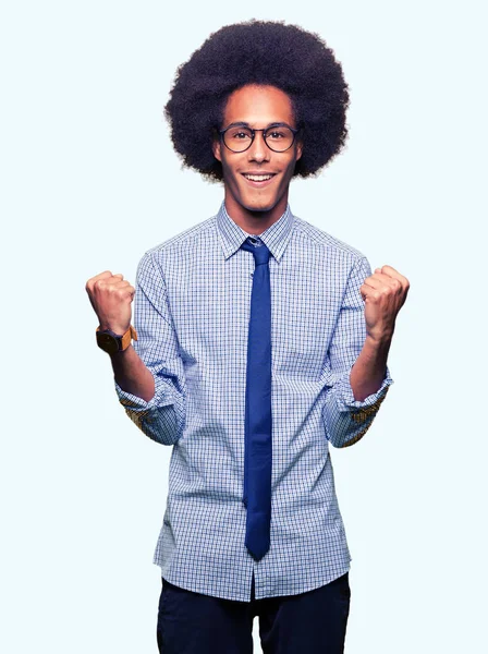 Jovem Empresário Afro Americano Com Cabelo Afro Vestindo Óculos Celebrando — Fotografia de Stock