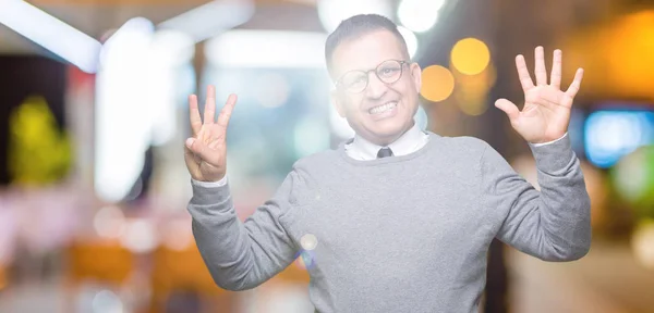 Medelåldern Bussines Arabiska Mannen Bär Glasögon Över Isolerade Bakgrund Visar — Stockfoto