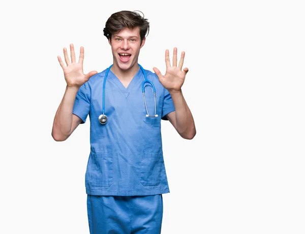 年轻的医生穿着医疗制服在孤立的背景显示和手指指向 同时微笑着自信和快乐 — 图库照片