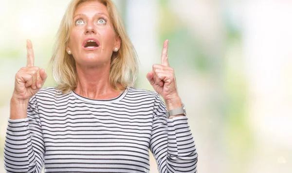 Blonde Frau Mittleren Alters Mit Isoliertem Hintergrund Erstaunt Und Überrascht — Stockfoto