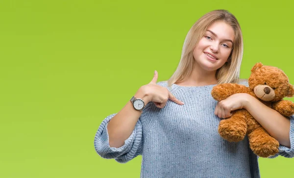 Unga Kaukasiska Kvinna Som Håller Söt Nallebjörn Över Isolerade Bakgrund — Stockfoto
