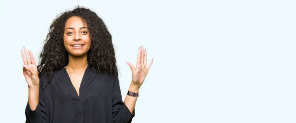 Menina Bonita Nova Com Cabelo Encaracolado Vestindo Vestido Elegante Mostrando — Fotografia de Stock