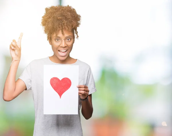 Молодая Африканская Американка Держащая Руках Бумагу Красным Сердцем Изолированном Фоне — стоковое фото