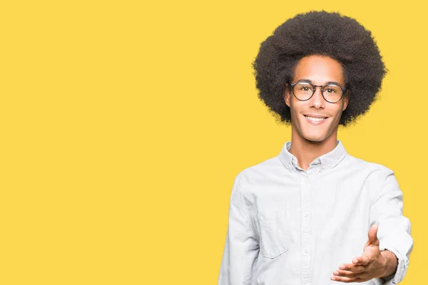 Unga Afroamerikanska Man Med Afro Hår Glasögon Leende Vänliga Erbjudande — Stockfoto