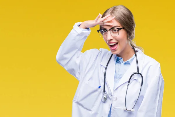 Όμορφο Νεαρό Ξανθιά Γιατρός Γυναίκα Φορώντας Ιατρική Στολή Πάνω Από — Φωτογραφία Αρχείου