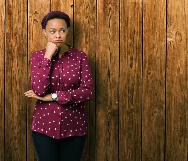 Linda Jovem Afro Americana Vestindo Cachecol Cabeça Sobre Fundo Isolado — Fotografia de Stock