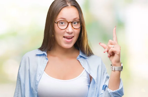 Junge Kaukasische Schöne Geschäftsfrau Mit Brille Über Isoliertem Hintergrund Zeigt — Stockfoto
