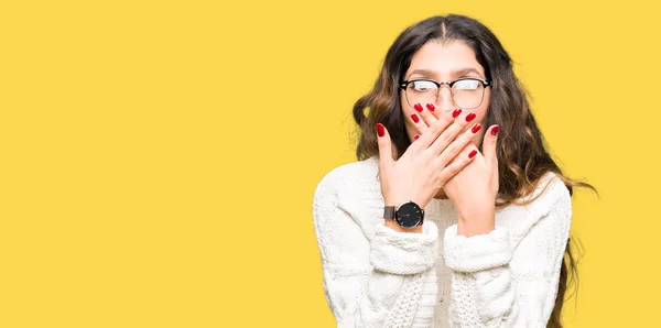Junge Schöne Frau Mit Brille Schockiert Mund Mit Händen Für — Stockfoto