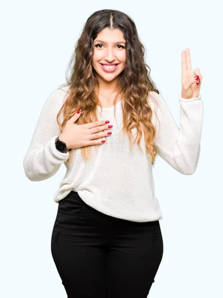 Jovem Mulher Bonita Vestindo Camisola Branca Jurando Com Mão Peito — Fotografia de Stock