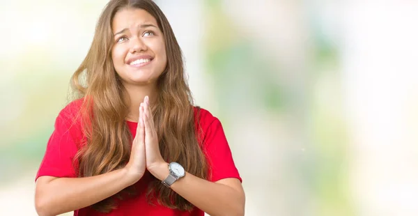 Ung Vacker Brunett Kvinna Klädd Röd Shirt Över Isolerade Bakgrund — Stockfoto