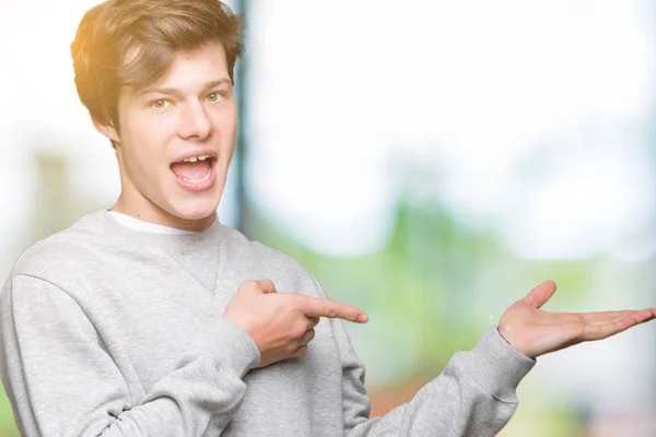 Jovem Bonitão Desportivo Vestindo Camisola Sobre Fundo Isolado Espantado Sorrindo — Fotografia de Stock