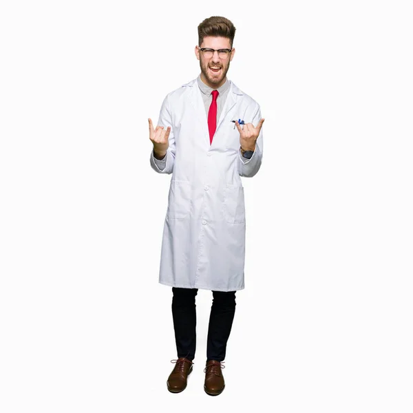 Junger Gut Aussehender Wissenschaftler Mit Brille Der Mit Verrücktem Gesichtsausdruck — Stockfoto