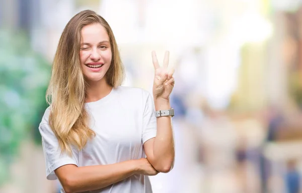 Jovem Mulher Loira Bonita Vestindo Casual Shirt Branca Sobre Fundo — Fotografia de Stock