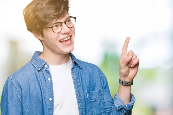 Junger Gutaussehender Mann Mit Brille Vor Isoliertem Hintergrund Mit Einem — Stockfoto