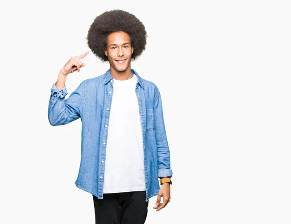 Junger Afrikanisch Amerikanischer Mann Mit Afro Haaren Lächelnd Mit Einem — Stockfoto