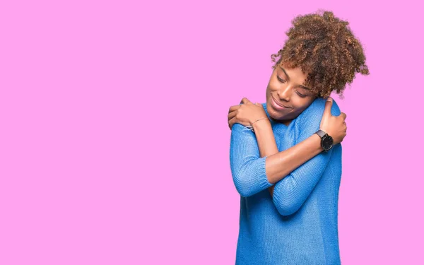 Hermosa Joven Afroamericana Sobre Fondo Aislado Abrazándose Feliz Positivo Sonriendo —  Fotos de Stock