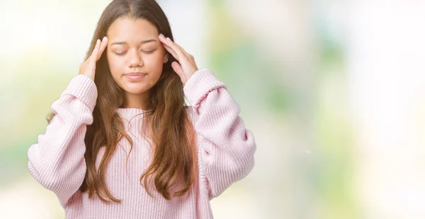 Ung Vacker Brunett Kvinna Iförd Rosa Vinter Tröja Över Isolerade — Stockfoto