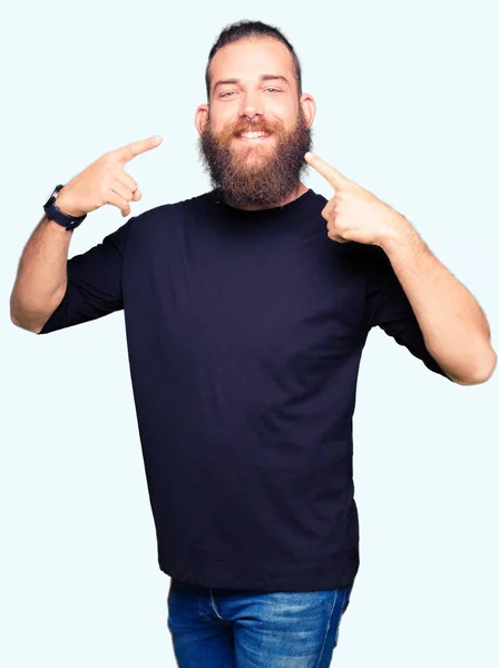 Jovem Loiro Vestindo Camiseta Casual Sorrindo Confiante Mostrando Apontando Com — Fotografia de Stock