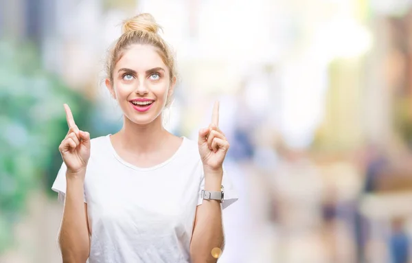 Joven Mujer Rubia Hermosa Con Camiseta Blanca Sobre Fondo Aislado — Foto de Stock