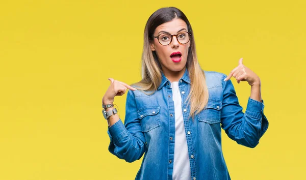 Joven Mujer Hermosa Sobre Uso Gafas Sobre Fondo Aislado Mirando —  Fotos de Stock