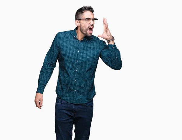 若いハンサムなビジネス男が眼鏡を叫ぶと 口の中に手の側に大声で叫んで孤立の背景の上 通信の概念 — ストック写真