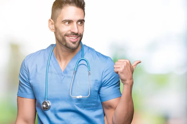 Guapo Joven Médico Cirujano Hombre Sobre Fondo Aislado Sonriendo Con —  Fotos de Stock