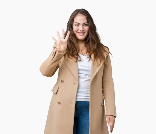 プラスのサイズ分離の背景表示と上向きに冬のコートを身に着けている若い女性の美しい指で 番自信を持って 幸せな笑みを浮かべて — ストック写真