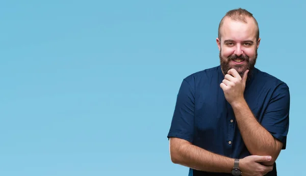 Joven Hombre Hipster Caucásico Sobre Fondo Aislado Mirando Confiado Cámara — Foto de Stock