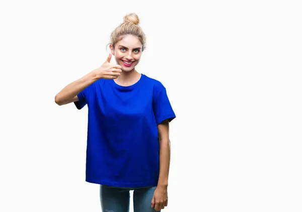 머리와 엄지손가락 손으로 제스처를 파란색 티셔츠를 성공을 보여주는 카메라 — 스톡 사진