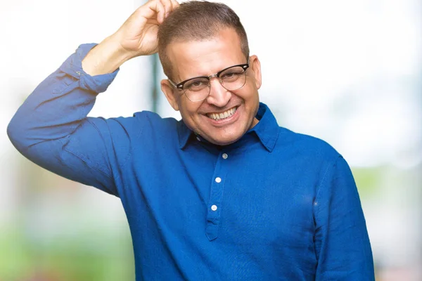Homem Árabe Meia Idade Usando Óculos Sobre Fundo Isolado Confundir — Fotografia de Stock