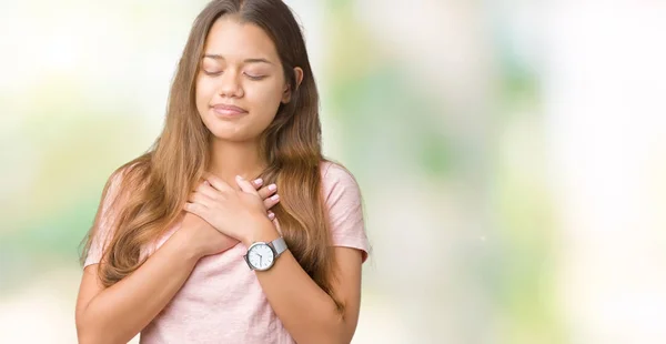 Joven Mujer Morena Hermosa Con Camiseta Rosa Sobre Fondo Aislado — Foto de Stock