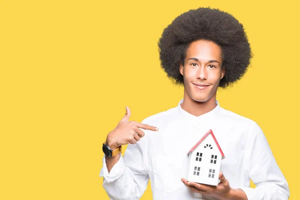 Joven Africano Americano Hombre Con Afro Cabello Holding Casa Con —  Fotos de Stock