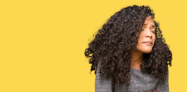 Jovem Mulher Bonita Com Cabelo Encaracolado Vestindo Camisola Cinza Com — Fotografia de Stock