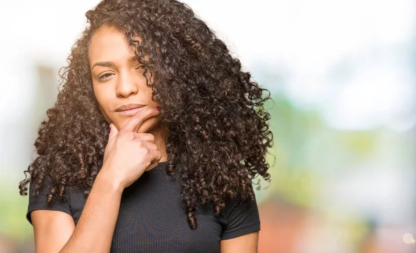 Mulher Bonita Nova Com Cabelo Encaracolado Olhando Confiante Para Câmera — Fotografia de Stock