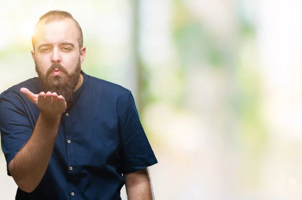 Jeune Homme Hipster Caucasien Sur Fond Isolé Regardant Caméra Souffler — Photo