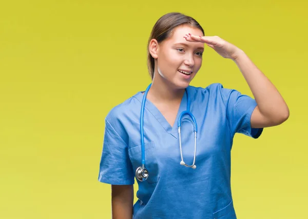 Vrouw Van Jonge Kaukasische Dokter Medische Uniform Dragen Geïsoleerd Achtergrond — Stockfoto