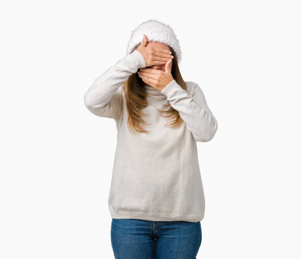 Kobieta Piękne Średnim Wieku Noszenia Sweter Zimowy Kapelusz Białym Tle — Zdjęcie stockowe